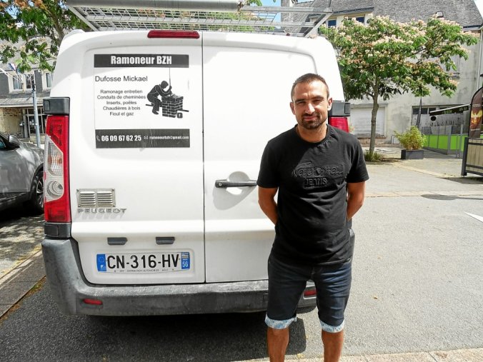 Votre ramoneur à Lorient devant son camion